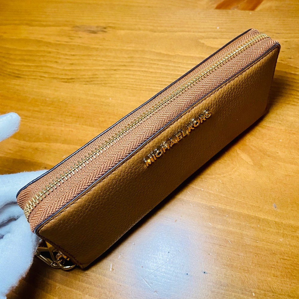 EUC Michael Kors Camel Brown Saffiano Leather Continental Wristlet - Picture 9 of 17